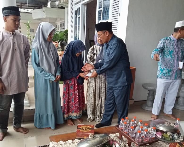 Kepala KUA Gadingrejo Hadiri Pengajian Haji, Serahkan Santunan Sosial