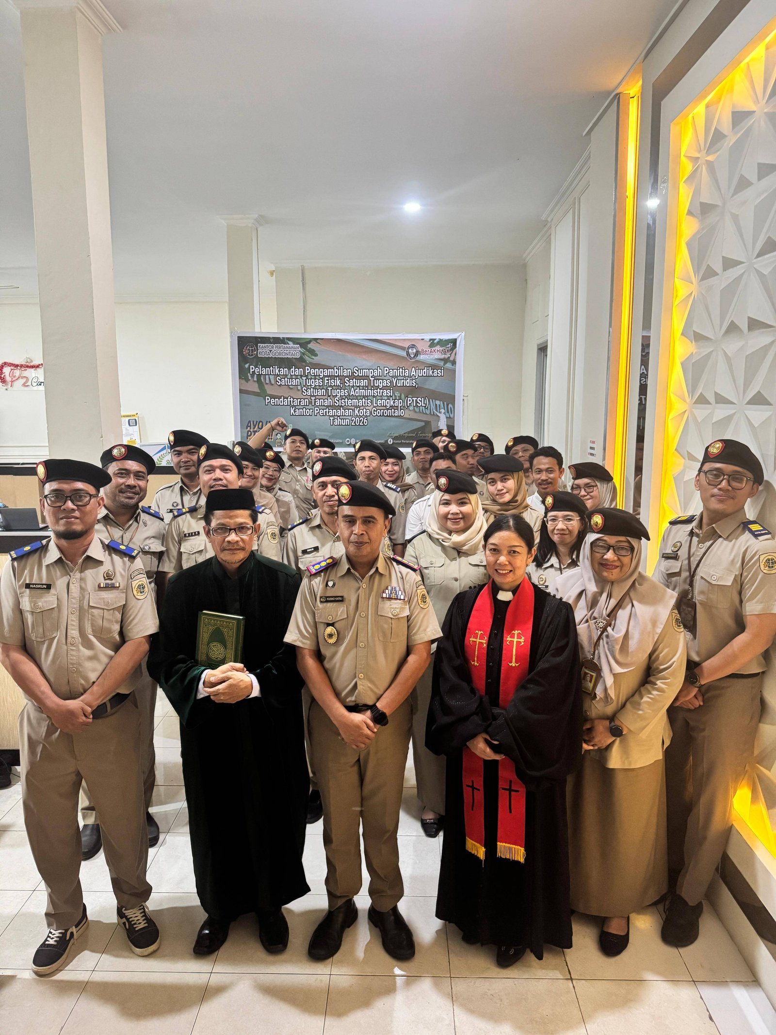 35 Panitia Ajudikasi PTSL 2026 Dilantik, Kepala KUA Kota Tengah Jadi Rohaniwan Pengambilan Sumpah