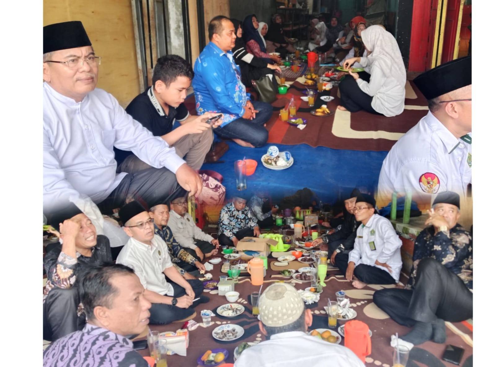 Ka. KUA Bosar Maligas Tingkatkan Kekompakan Sesama Penghulu melalui Arisan Keluarga Kemenag