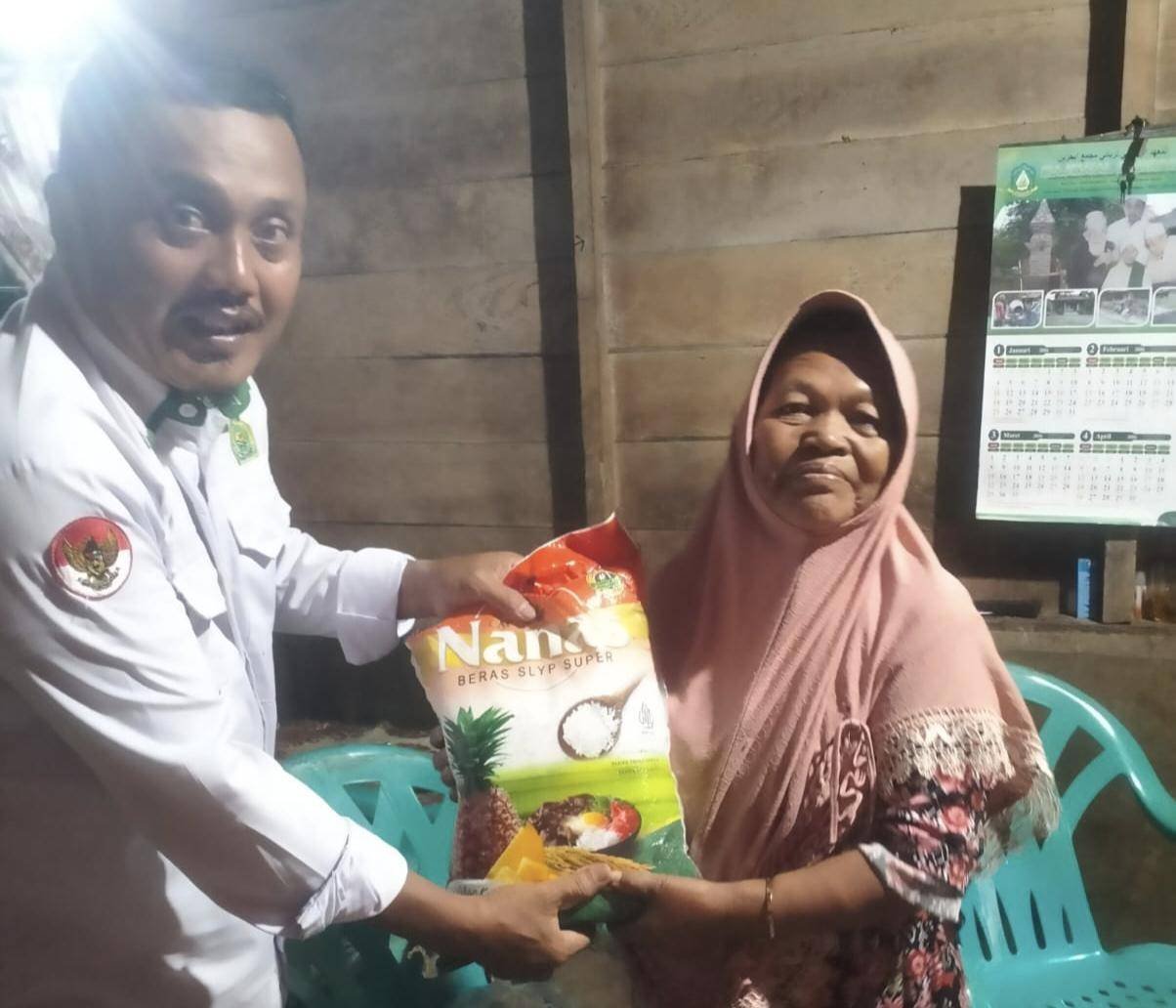 Serahkan Paket Sembako untuk Kaum Dhuafa, Ahmad Sugeng Riadi: Wujud Kemenag Hadir untuk Masyarakat