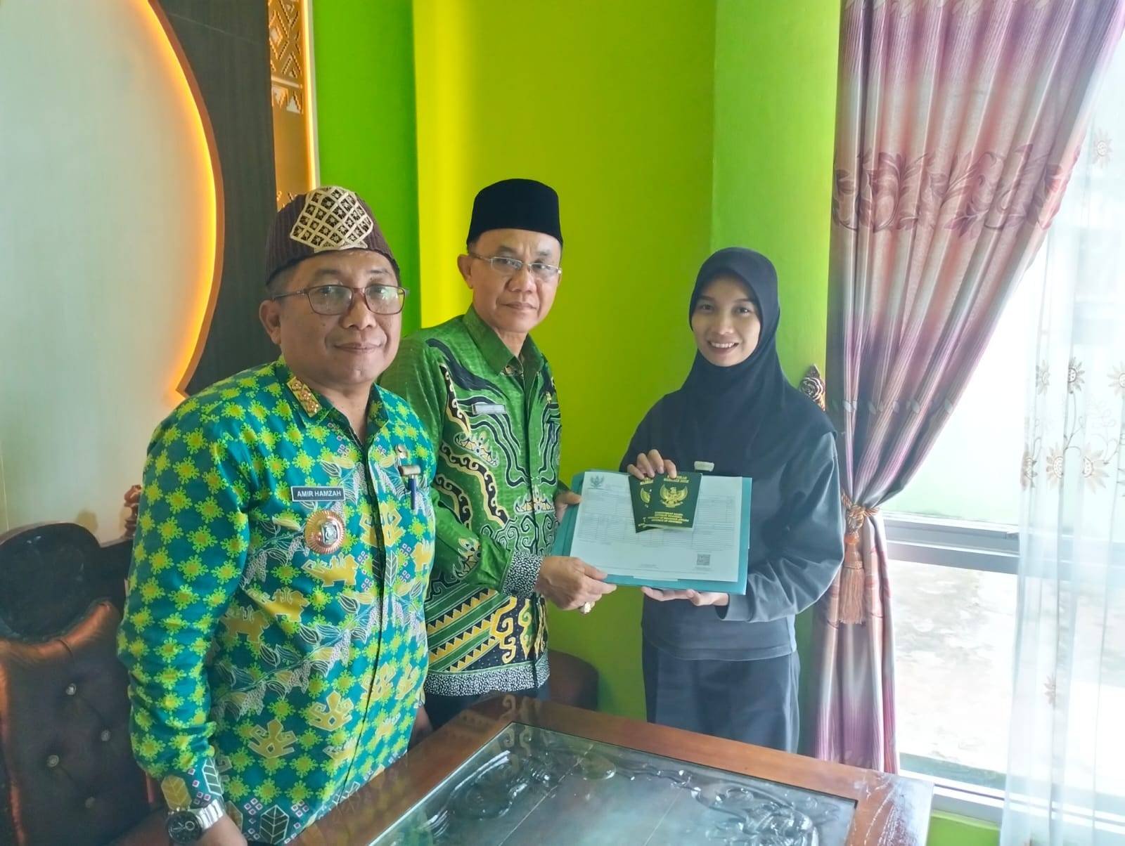 Kepala KUA Purbolinggo Serahkan Buku Nikah Hasil Isbat Terpadu