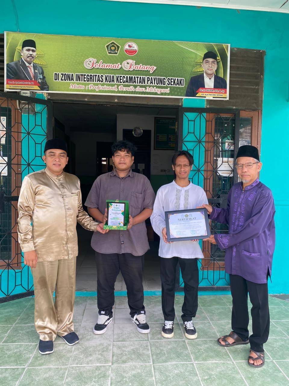 Ka. KUA Payung Sekaki Terima Plakat Dari Mahasiswa PKL