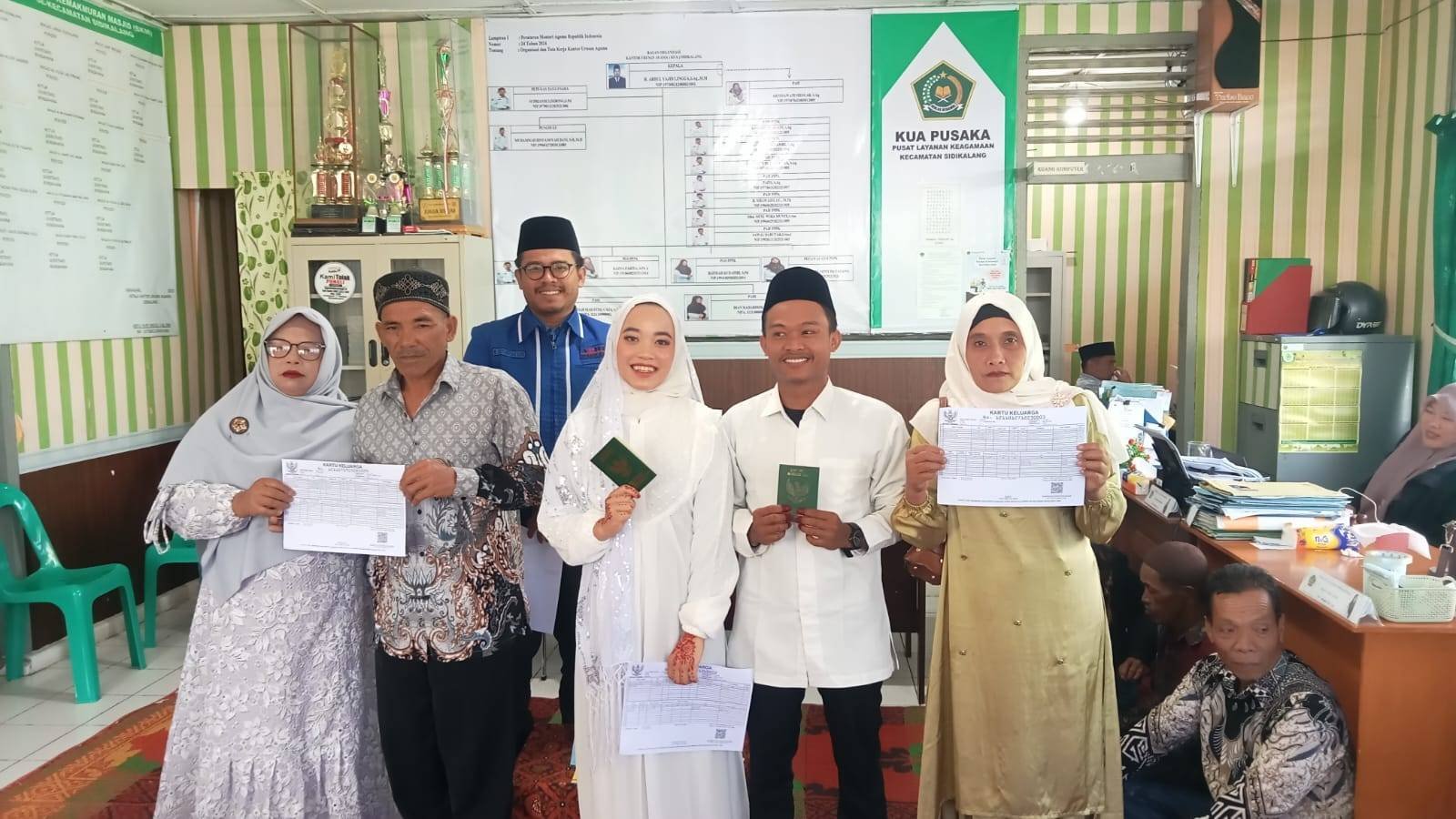 Serahkan KK dan KTP Bagi Pengantin, Layanan Berdampak Kemenag Hasil Kolaborasi KUA - Dukcapil Dairi