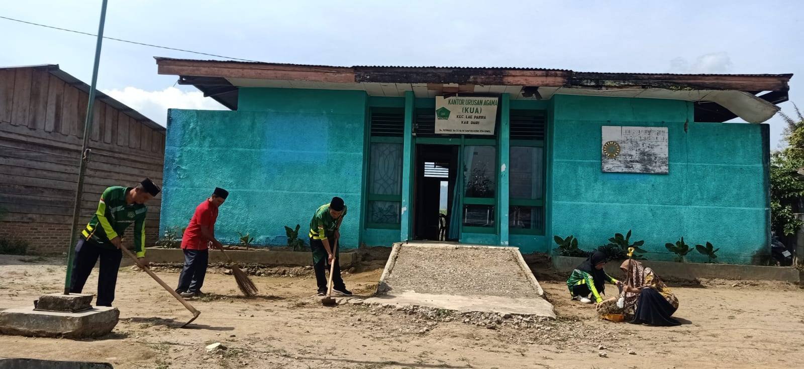 Sinergi Tanpa Batas : Jajaran KUA Lae Parira Gelar Jumat Bersih