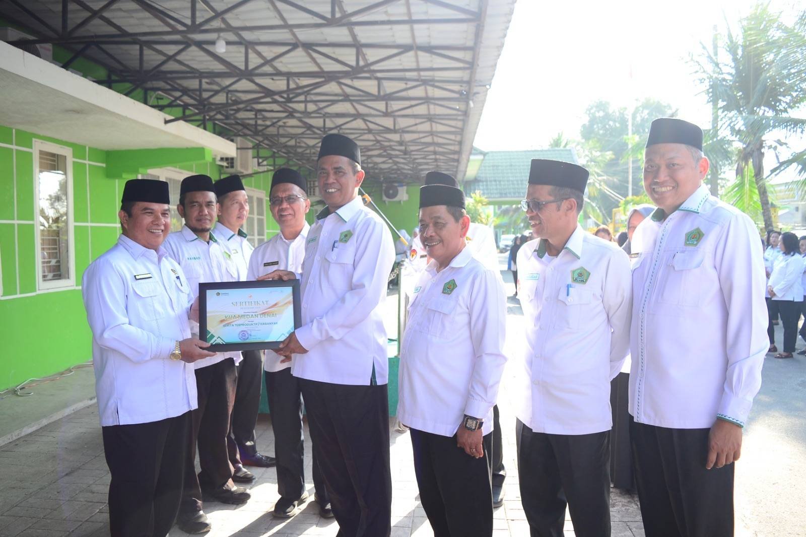 KUA Medan Denai Terima Penghargaan Berita Terbanyak dari Kakan Kemenag Medan