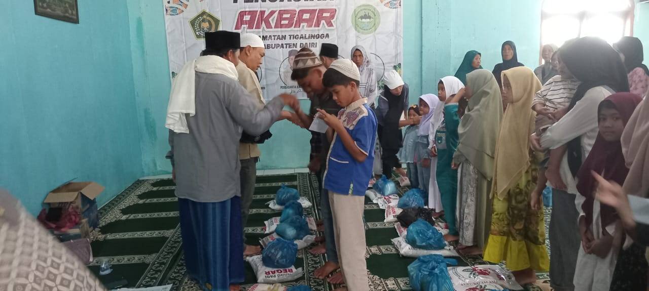 KUA dan Panitia Bagikan 51 Paket Sembako Pada Pengajian Akbar Kecamatan Tigalingga