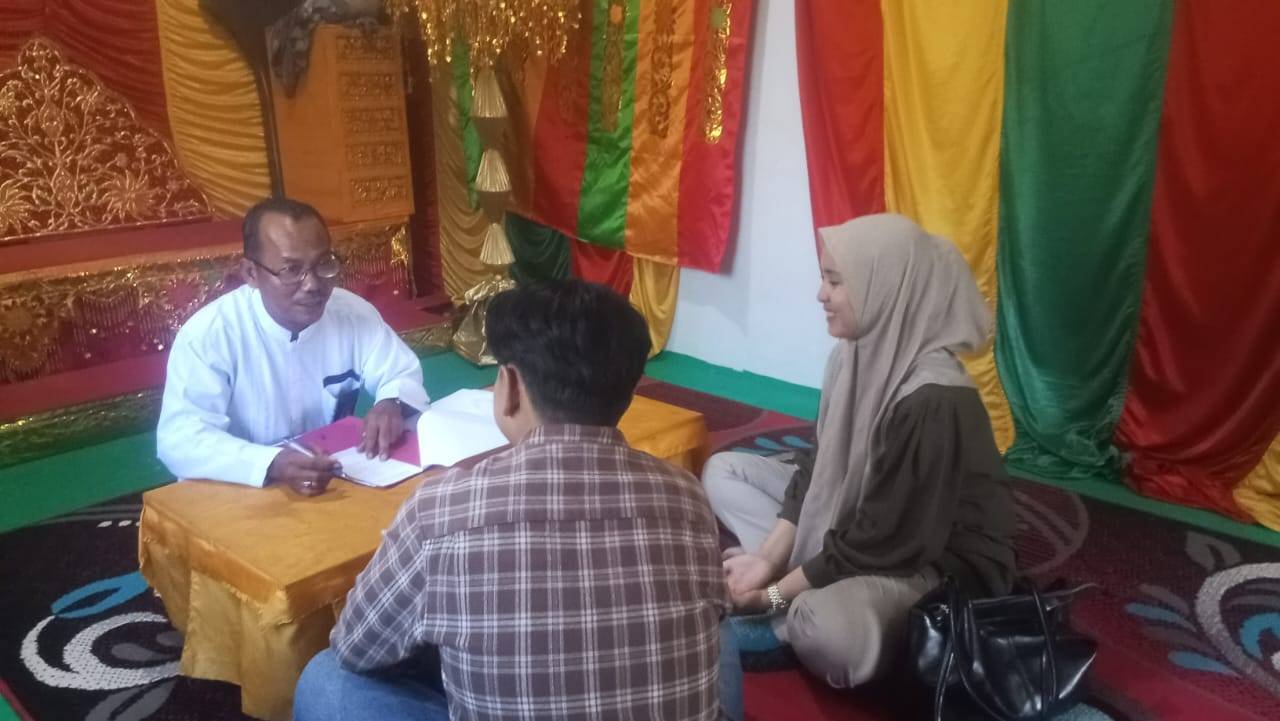 Penghulu KUA Sukajadi Lakukan Pemeriksaan Berkas Catin 