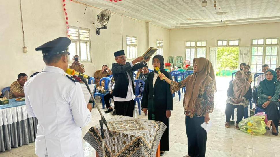 Kepala KUA Metro Kibang Pandu Sumpah, Tegaskan Integritas Aparatur Desa