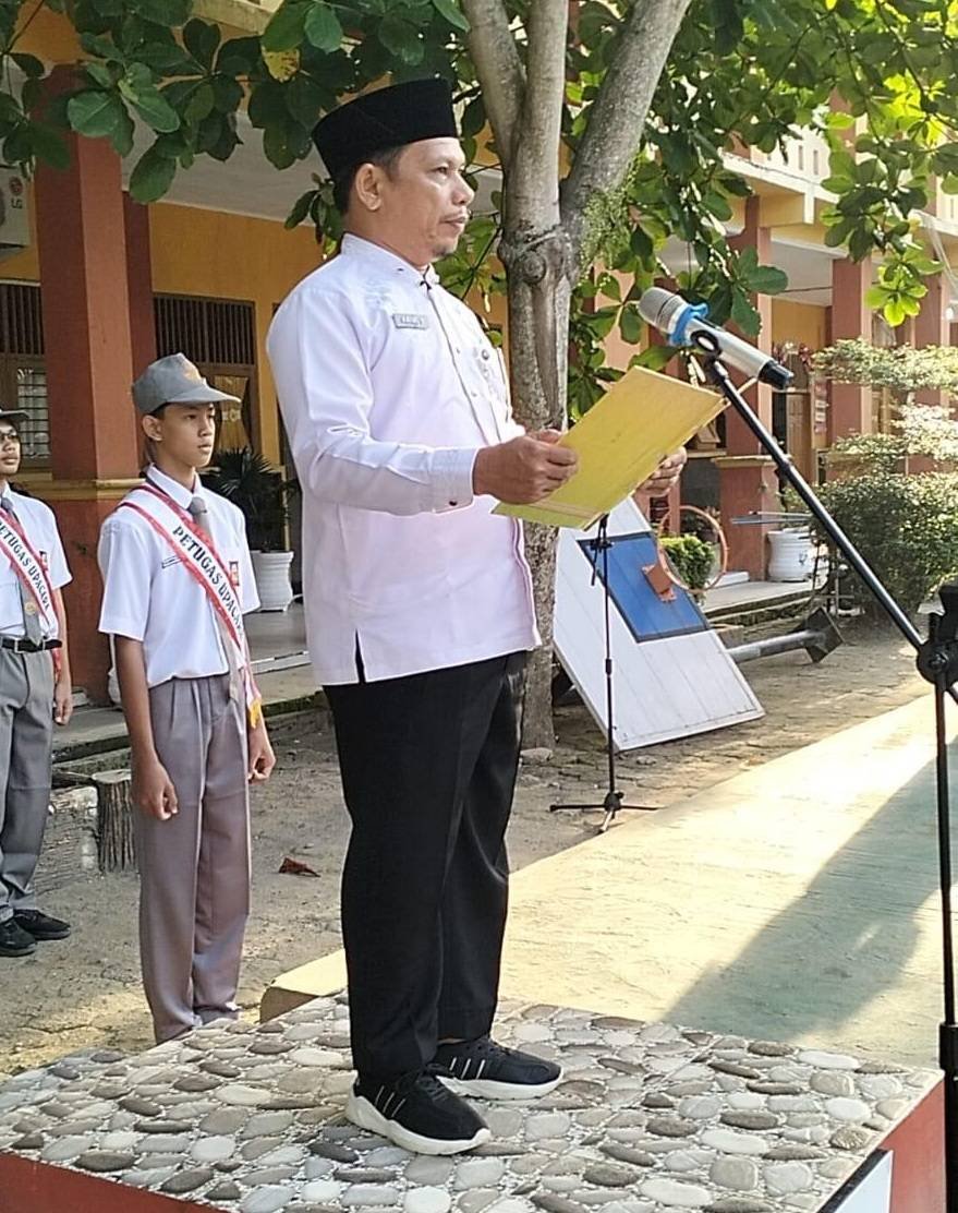 Ka. KUA Ujung Batu Tanamkan Semangat Nasionalisme dan Cita-Cita dalam Upacara Bendera di SMAN 1