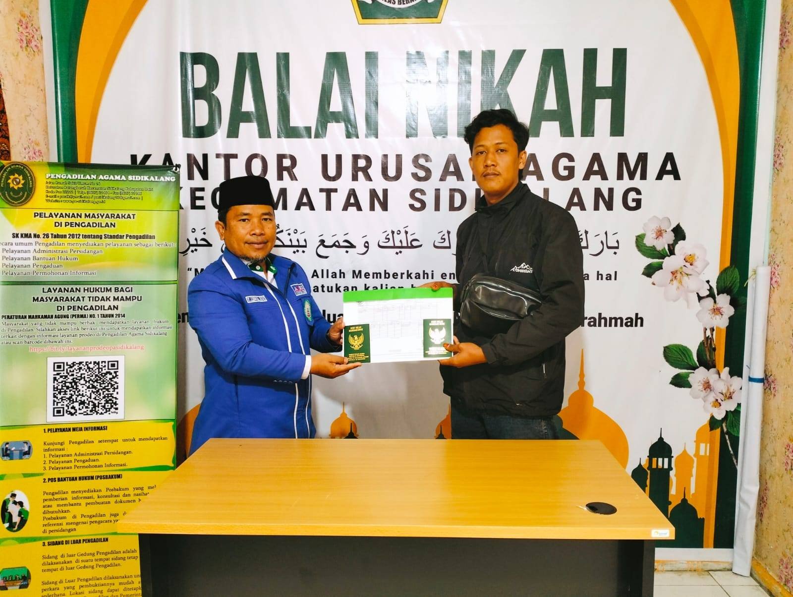 KUA Sidikalang Serahkan Buku Nikah dan KK kepada Pengantin