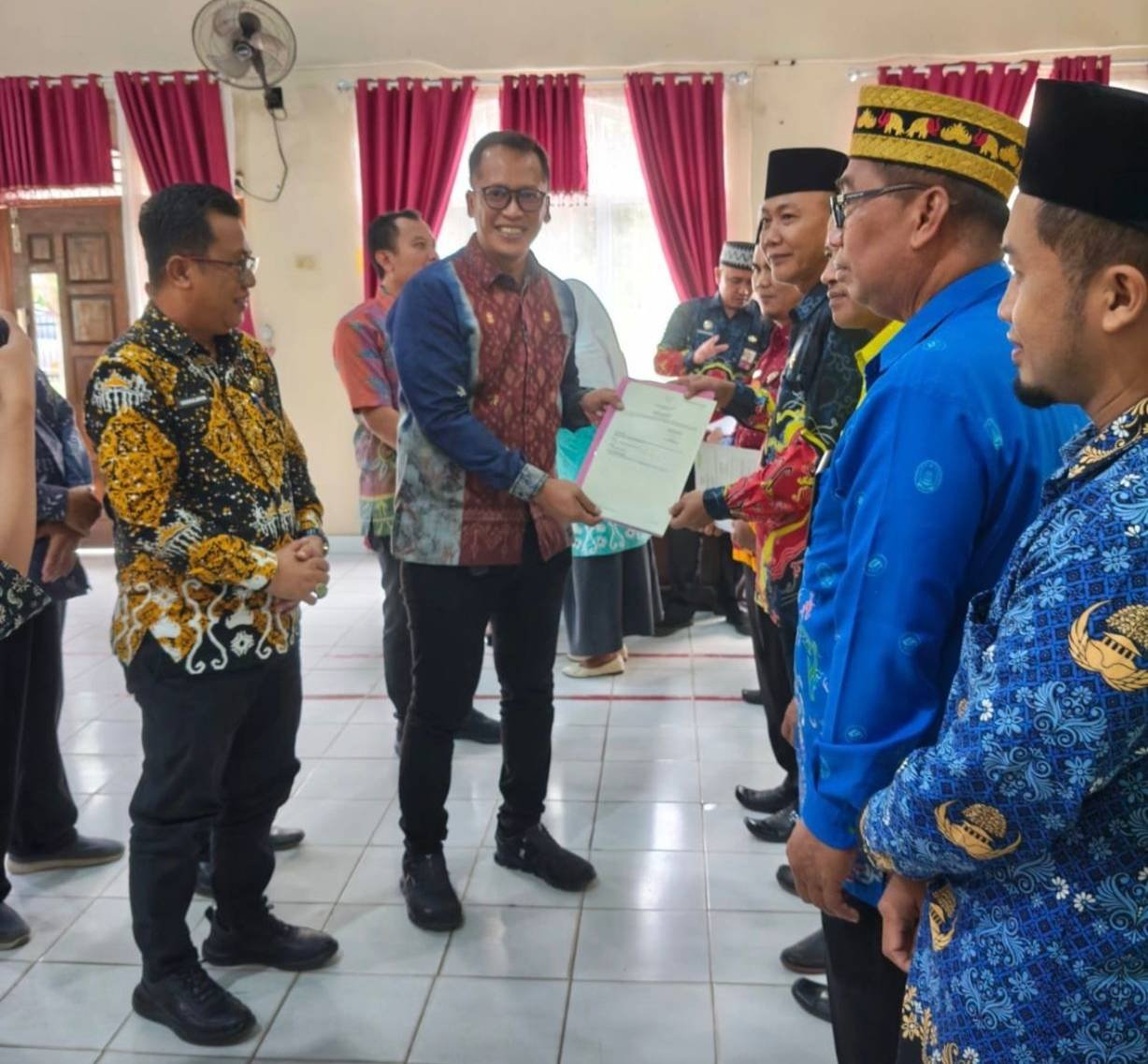 Kepala KUA Sekampung Udik Terima Sertifikat Wakaf Pesantren
