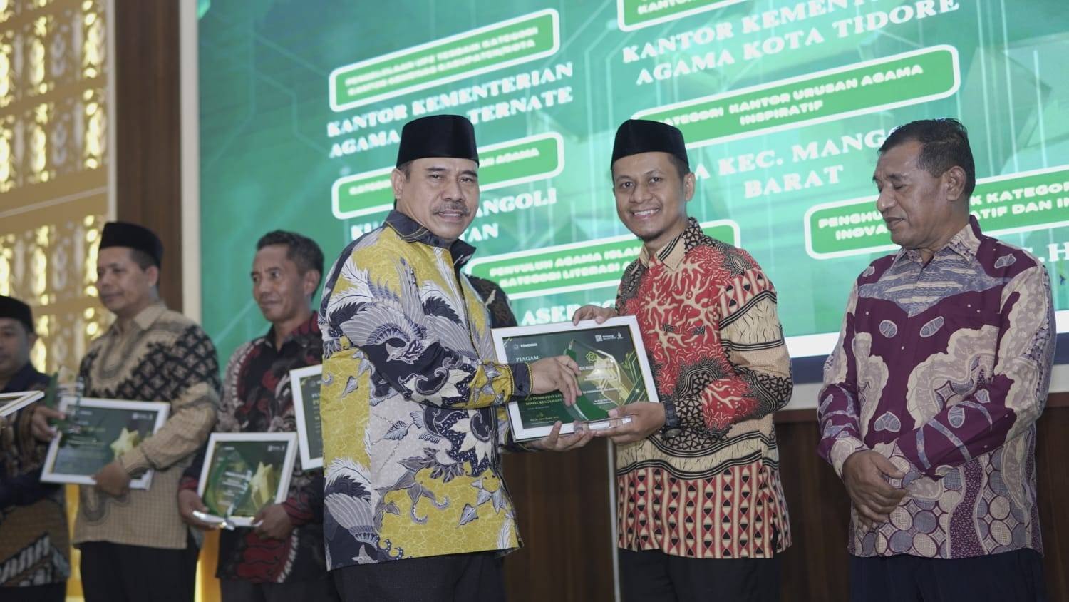 KUA Kecamatan Bacan Raih Penghargaan Kategori Pemberdayaan Dana Sosial Keagamaan dari Kakanwil Kemenag Provinsi Maluku Utara