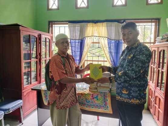 Tebar Cahaya Al-Qur’an, Kepala KUA Siak Kecil Salurkan Wakaf Catin ke Madrasah