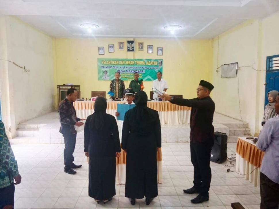 Rohaniawan KUA Metro Kibang Hadiri Pelantikan Perangkat Desa