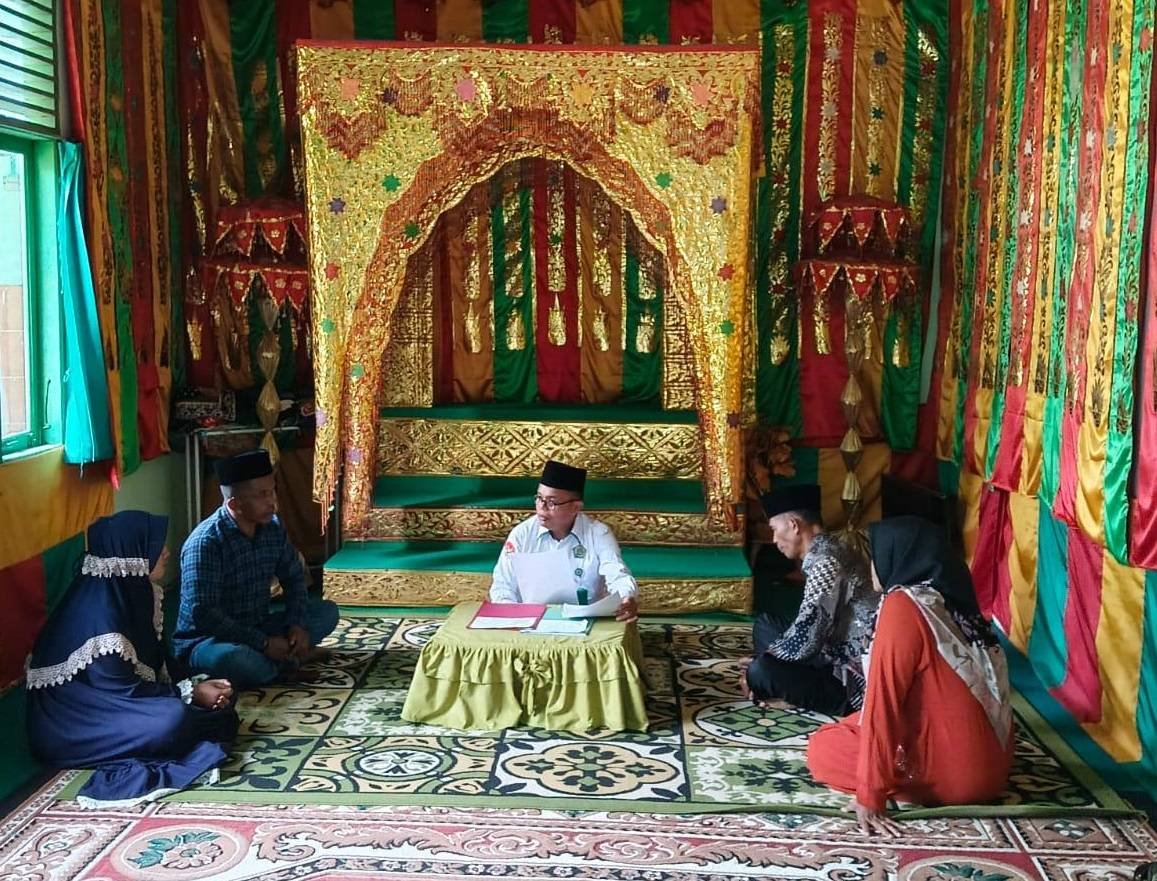 Kepala KUA Logas Tanah Darat Bekali Dua Pasang Catin Jurus Jitu Hadapi Konflik Rumah Tangga