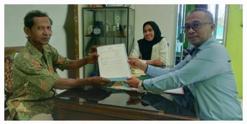 KUA Batanghari Serahkan Sertifikat Wakaf kepada Nazhir