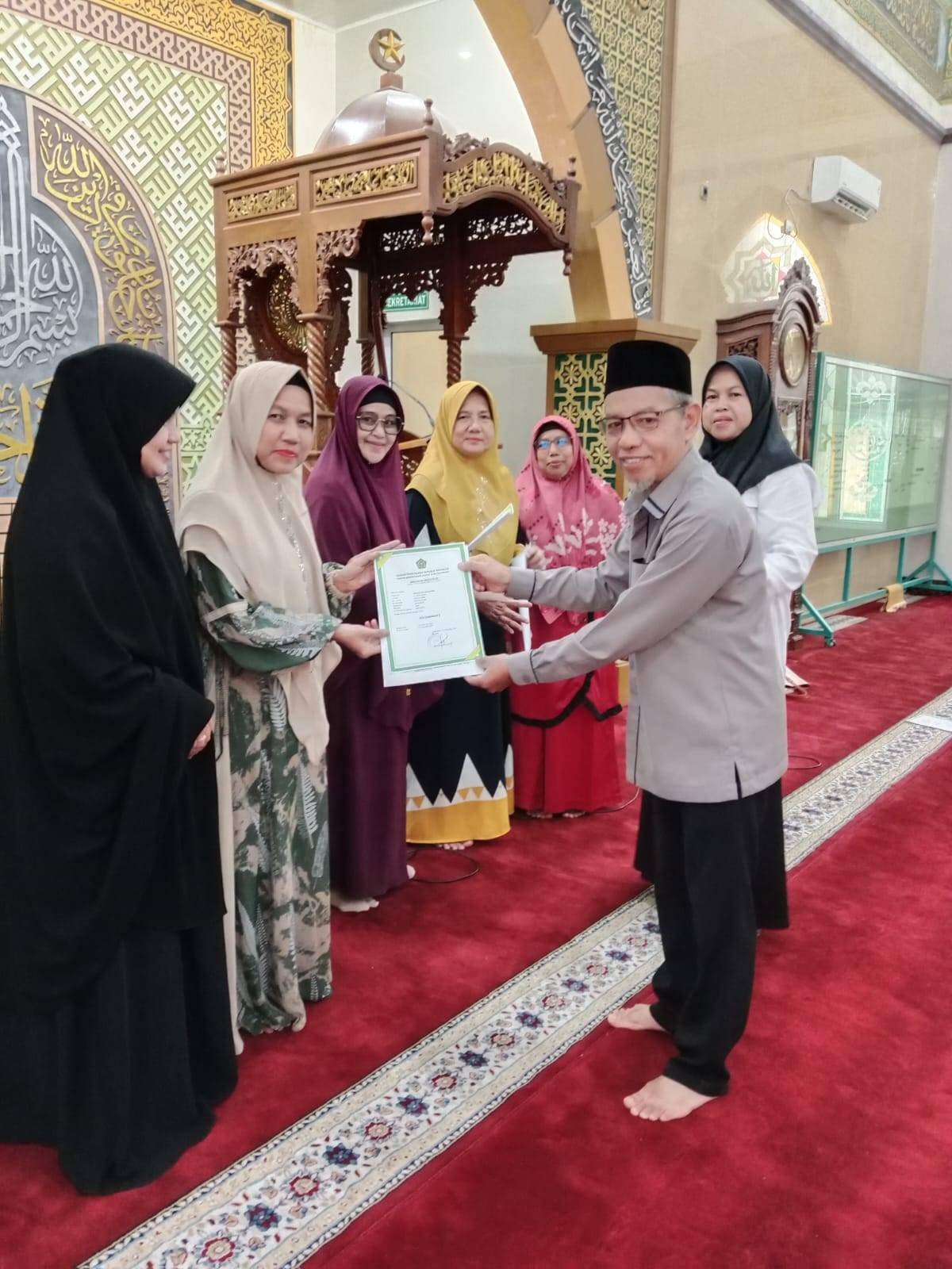 KUA  Payung Sekaki Serahkan SK Majelis Taklim