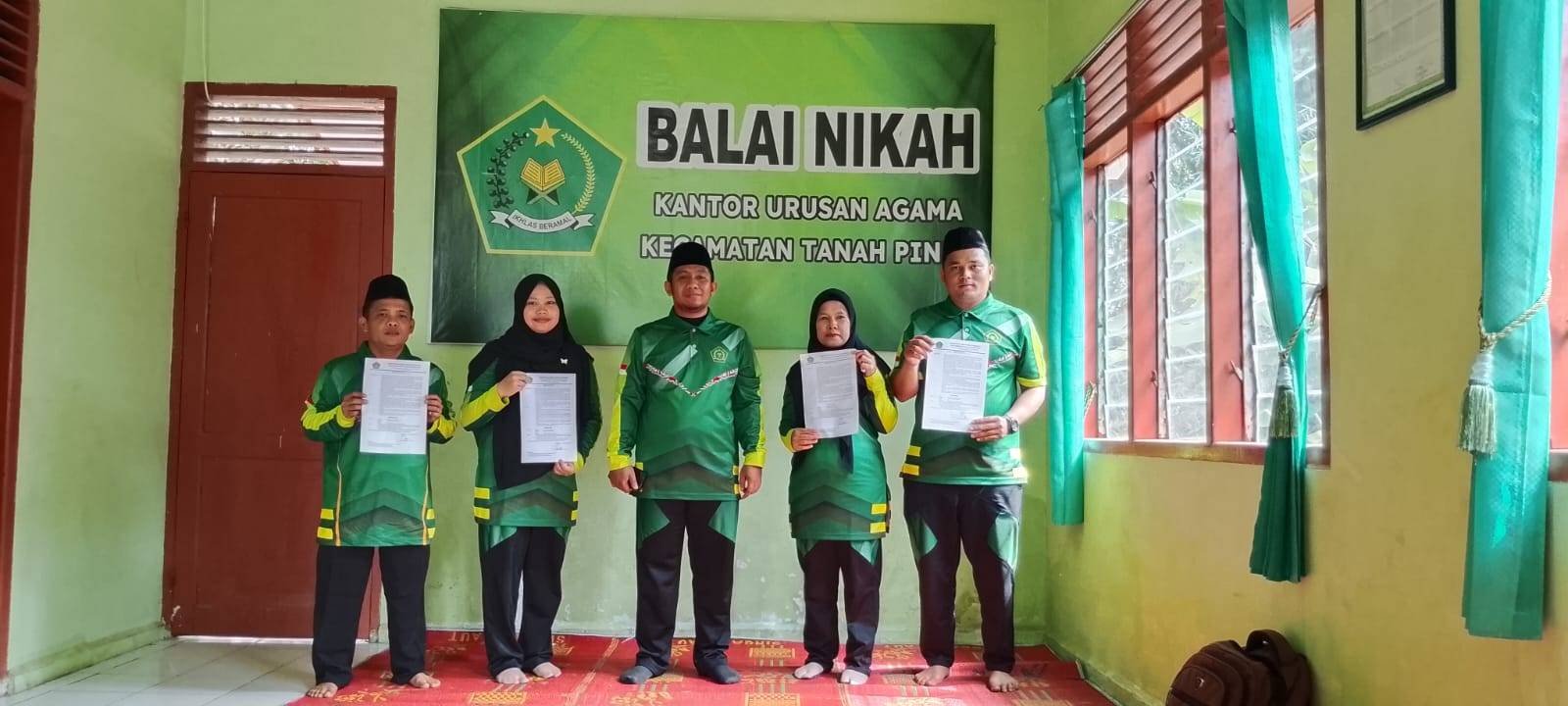 Kepala KUA Tanah Pinem Serahkan SK Tugas Tambahan kepada PLO dan Pengadministrasi Perkantoran