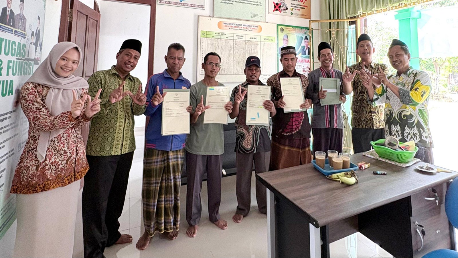 Kepala KUA Waway Karya Serahkan Empat Sertifikat Tanah Wakaf
