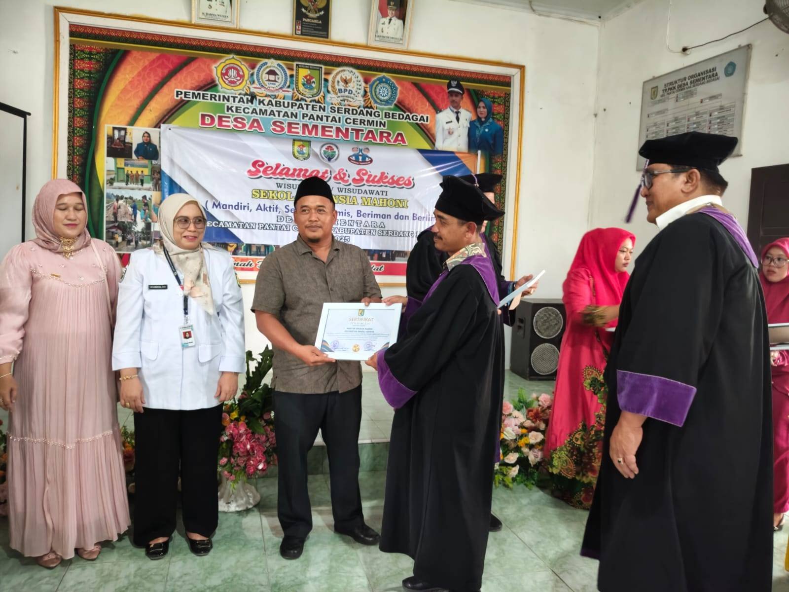 Kepala KUA Pantai Cermin Terima Penghargaan atas Peran dalam Sekolah Lansia Desa Sementara