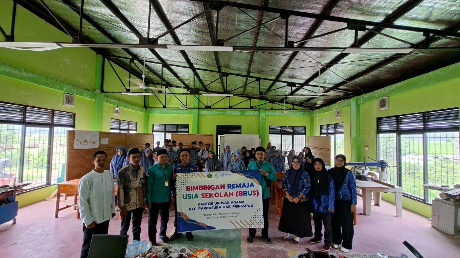 KUA Kecamatan Pardasuka Gelar BRUS untuk Pembinaan Remaja Usia Sekolah kerjasama dengen BKKBN