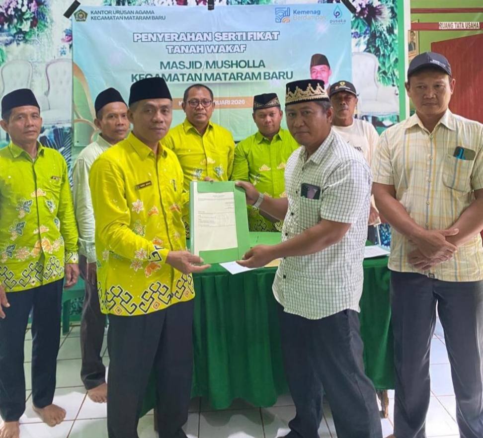 KUA Mataram Baru Serahkan Sembilan Sertifikat Wakaf