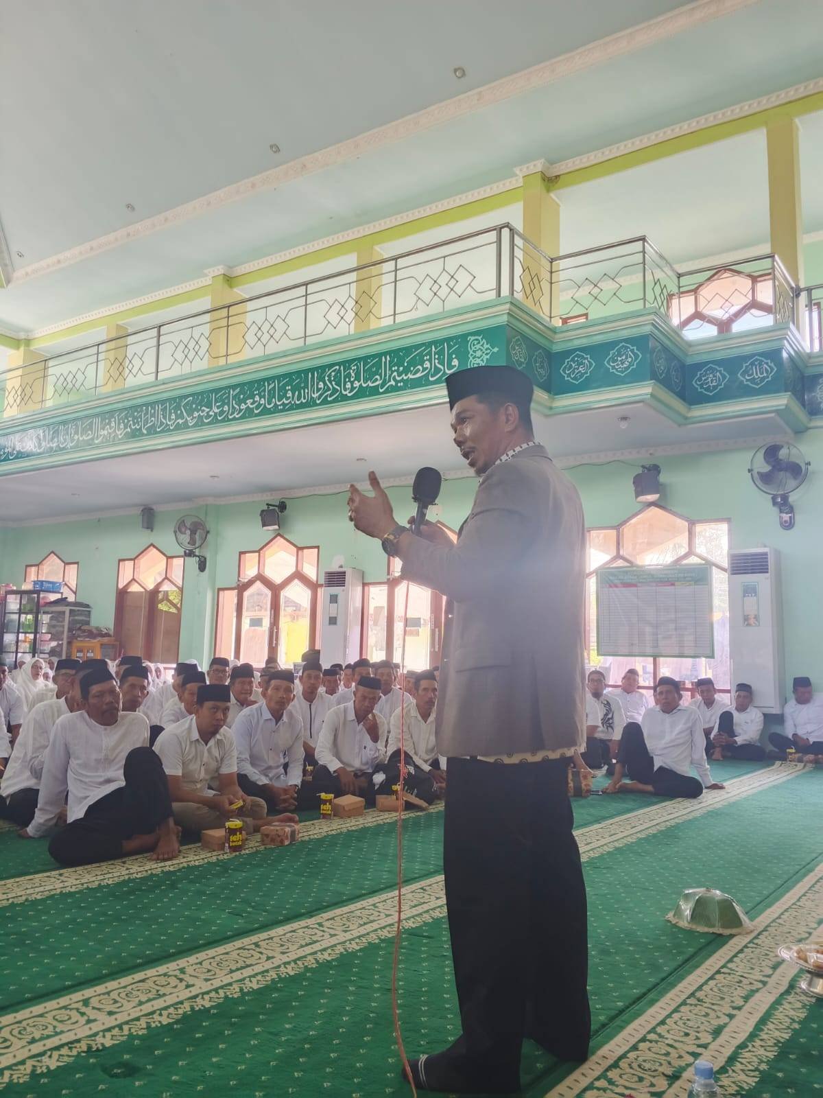 Ketua APRI Bone H. Firman Bekali Calon Jamaah Haji dari Tiga Kecamatan di Masjid Jamiul Ihsan Uloe