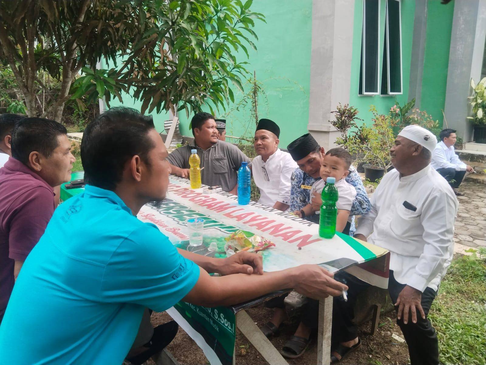 Selesai Akad, Kepala KUA Kuantan Mudik Bercengkrama dengan Masyarakat