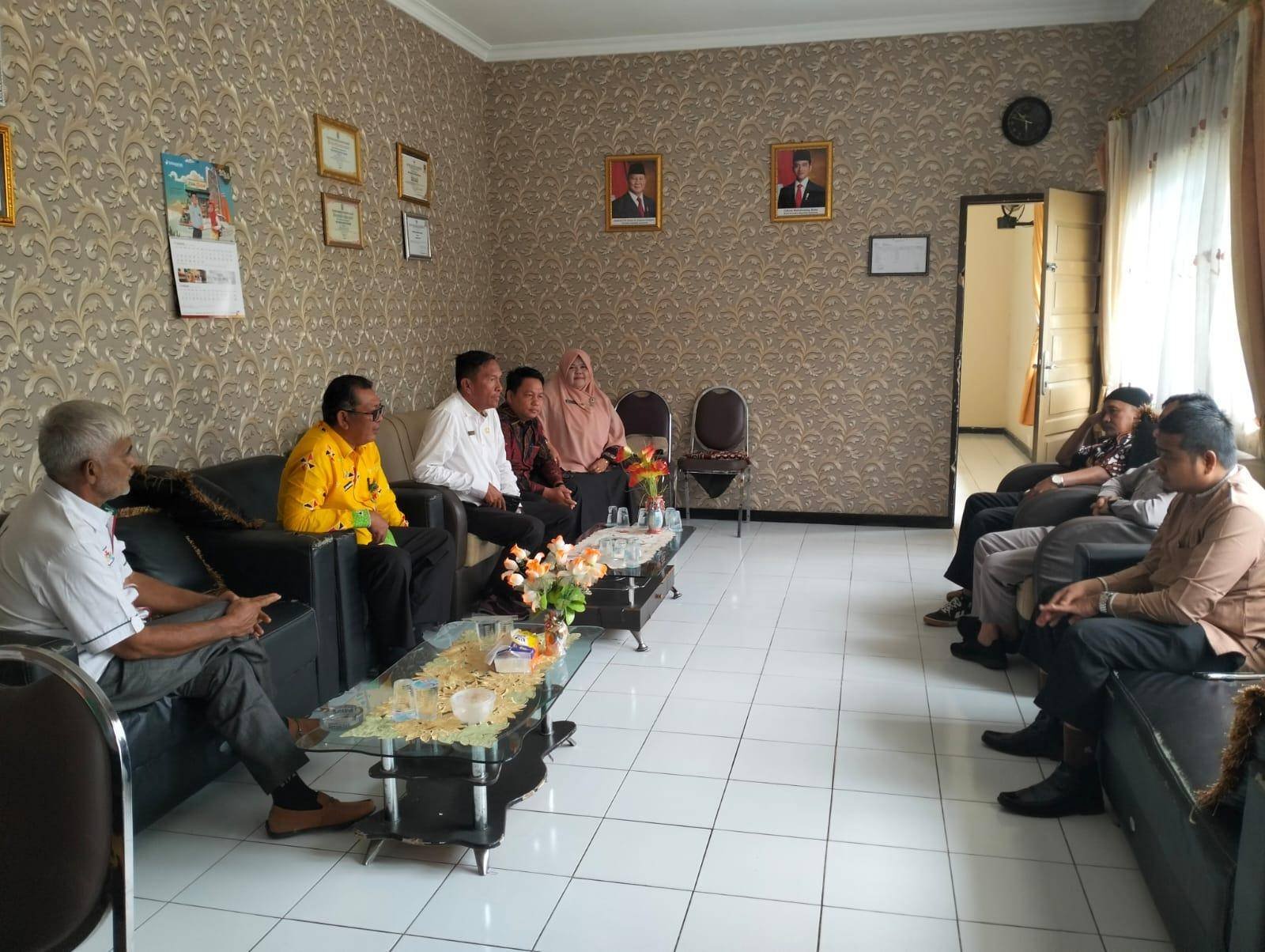 Kepala KUA Kuantan Tengah menaja rapat awal persiapan MTQ tingkat Kecamatan Kuantan Tengah.