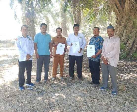 Kepastian Hukum, Kepala KUA Rupat Utara Serahkan AIW Kepada Nazhir Wakaf