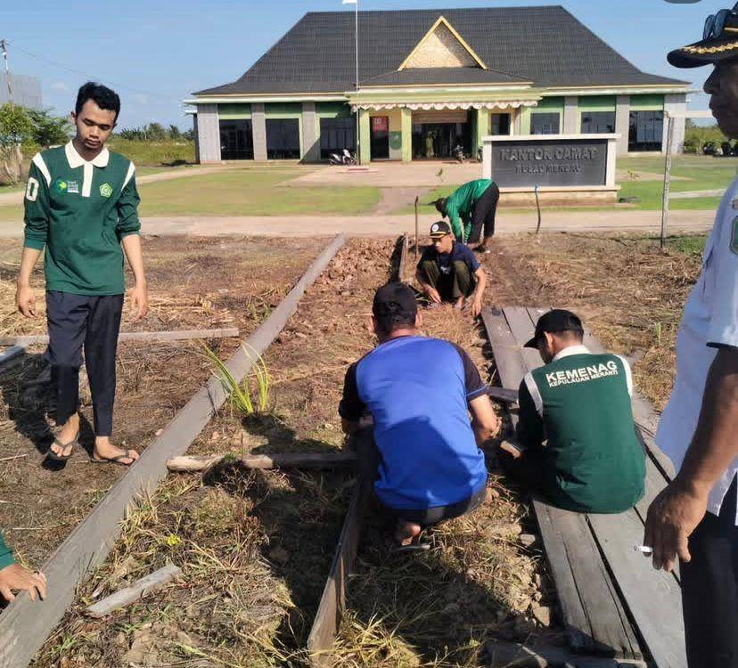 Gotong Royong Bangun Akses Jalan, KUA Pulau Merbau Wujudkan Komitmen Pelayanan