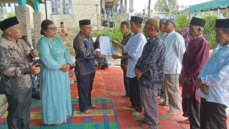 Perkuat Pengelolaan Masjid, KUA Berampu Lantik Pengurus BKM Al Furqon Kuta Tinggi