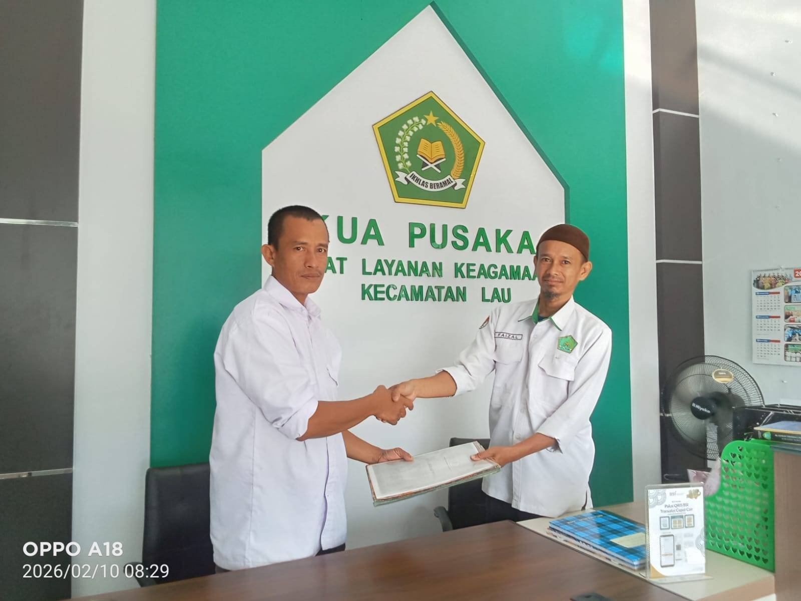 KUA Lau Serahkan Tujuh AIW ke Penzawa Kemenag Maros, Perkuat Legalitas Aset Wakaf Masjid