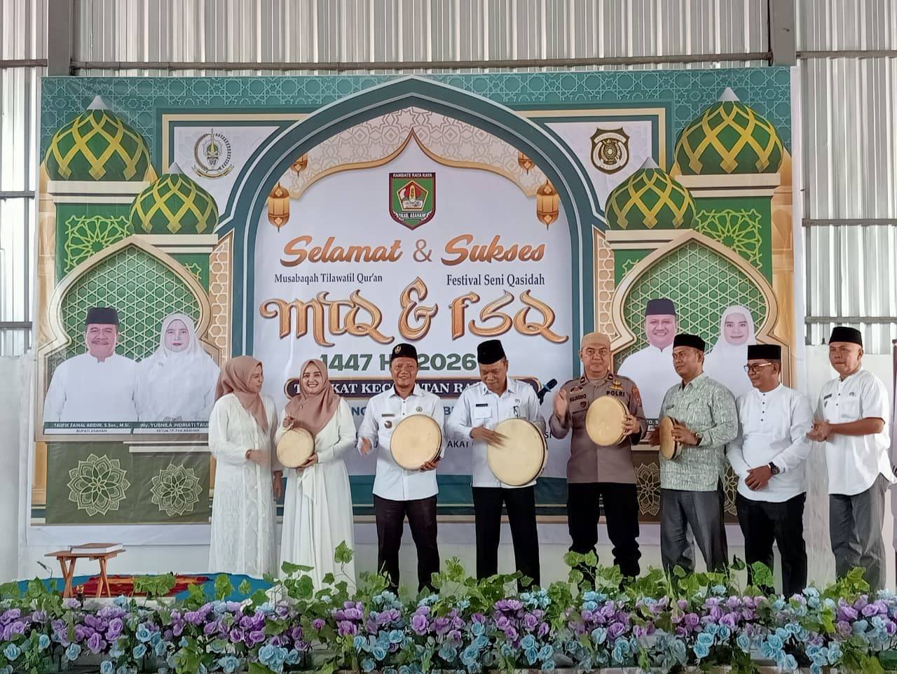 Kepala KUA Rahuning Turut Memukul Rebana pada Pembukaan MTQ Tingkat Kecamatan