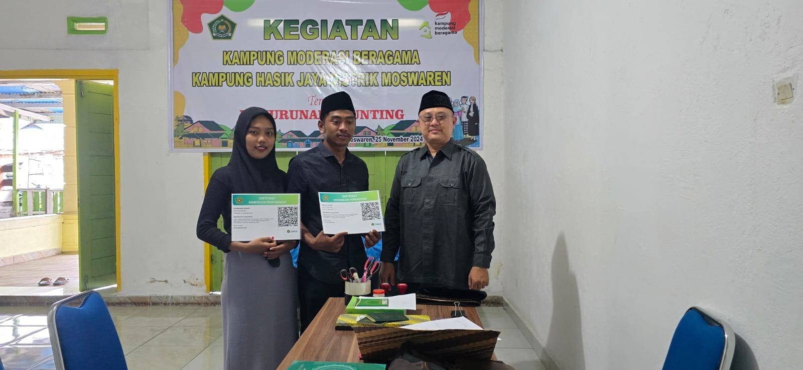 Awali Tugas di KUA Moswaren, Kepala KUA Langsung Pimpin Bimwin dan Serahkan Sertifikat