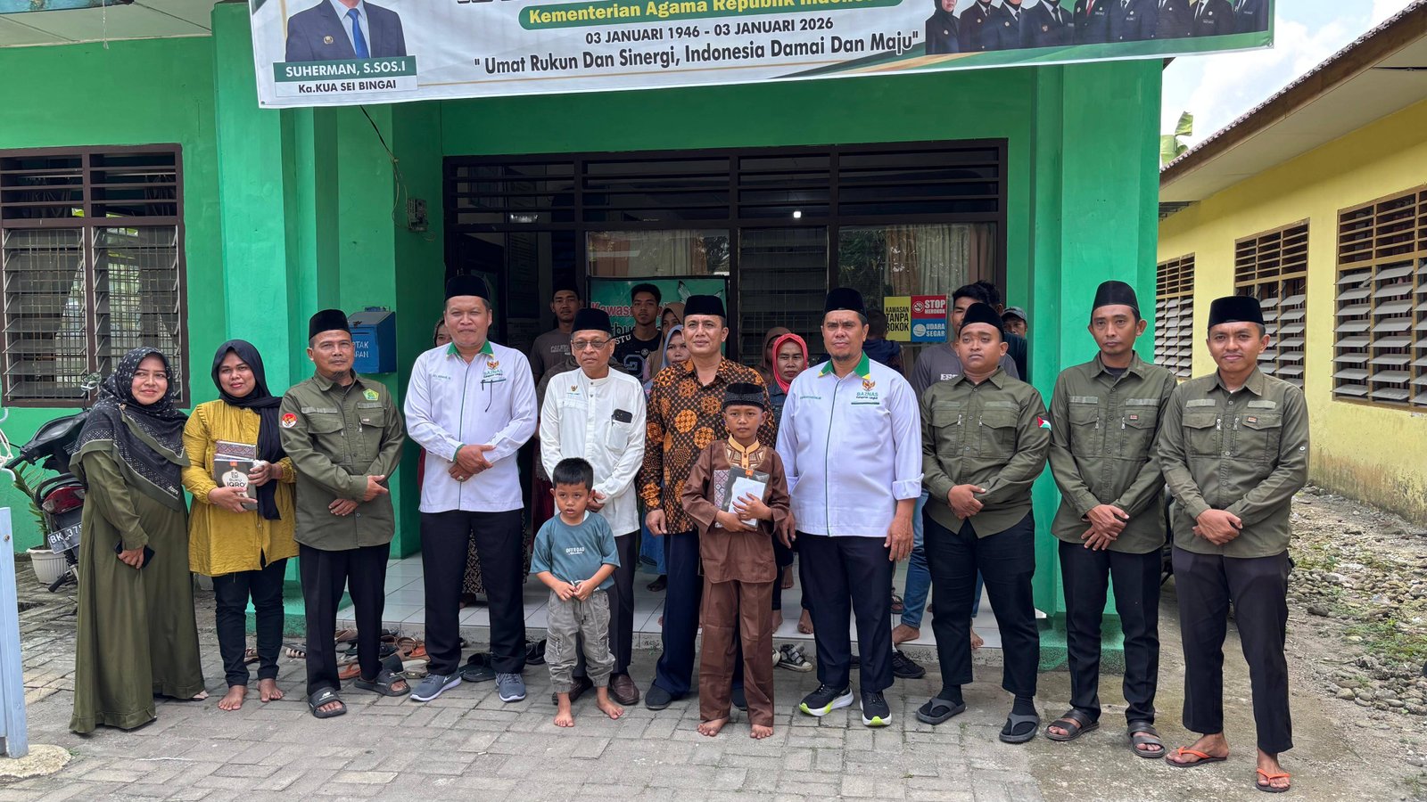 KUA Sei Bingai Dan Baznas Kabupaten Langkat Adakan Pembinaan dan Serahkan Bantuan Kepada 20 Orang Muallaf