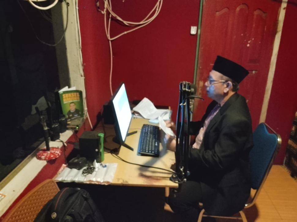 Kepala KUA Way Bungur Rekaman Isi Kultum Ramadan Radio