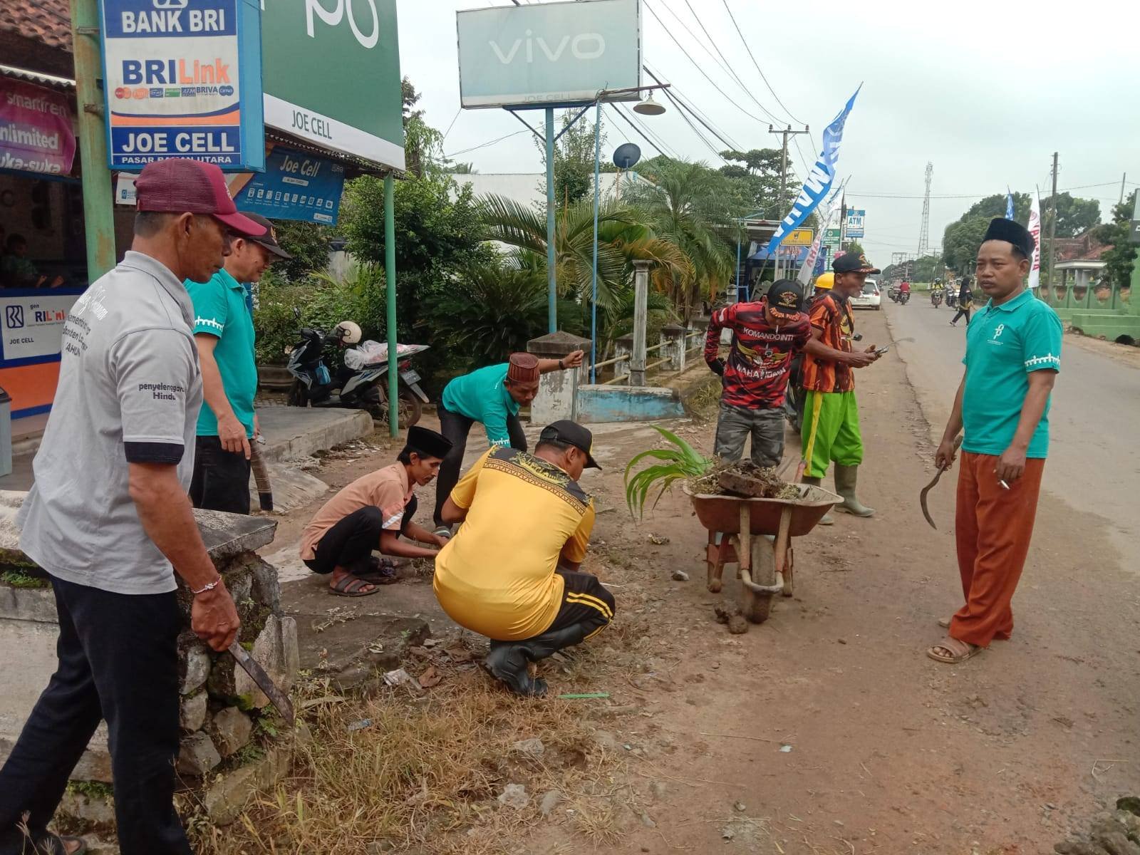 Wujudkan Instruksi Presiden, Forkopincam Raman Utara Gelar Aksi Gotong Royong Massal