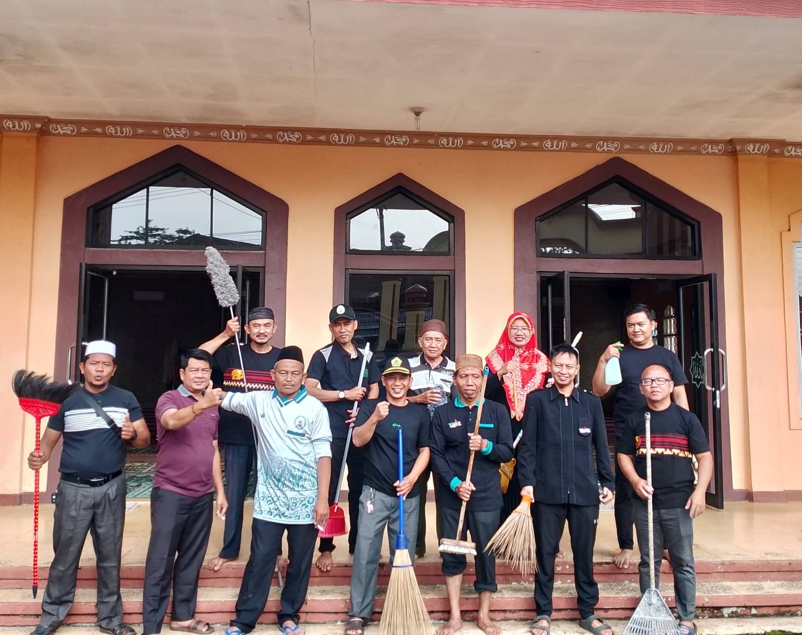 KUA Sukadana Gelar Gerakan Bersih Masjid Serentak