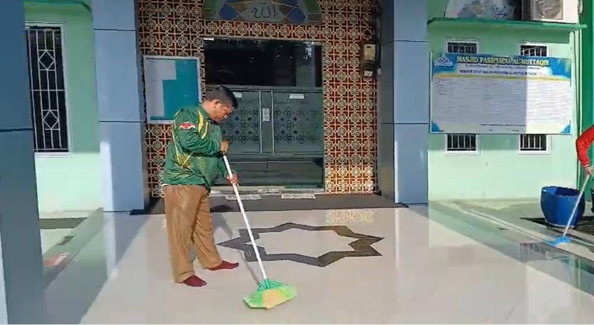 KUA Lima Puluh Gelar Goro Geber Bersih-Bersih Masjid