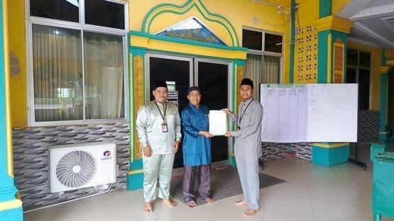 Penghulu KUA Pinggir Serahkan SK UPZ Masjid Al-Muawwanah Titian Antui, Perkuat Pengelolaan Zakat di Tingkat Masjid