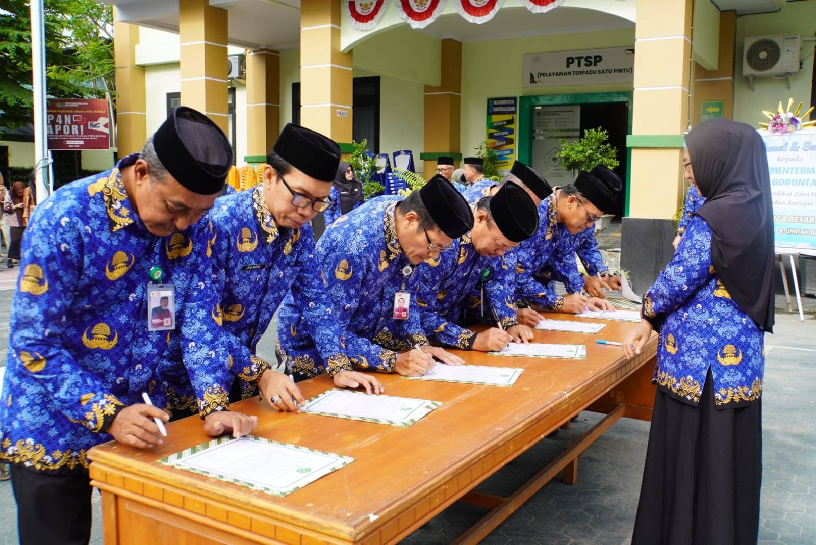 Kepala KUA Kota Tengah dan Plt. KUA Sipatana Teken Pakta Integritas, Teguhkan Komitmen Layanan Bersih dan Profesional