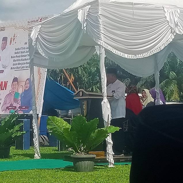 Kepala KUA Singingi Pimpin Doa pada Tradisi Mandi Balimau Kasai