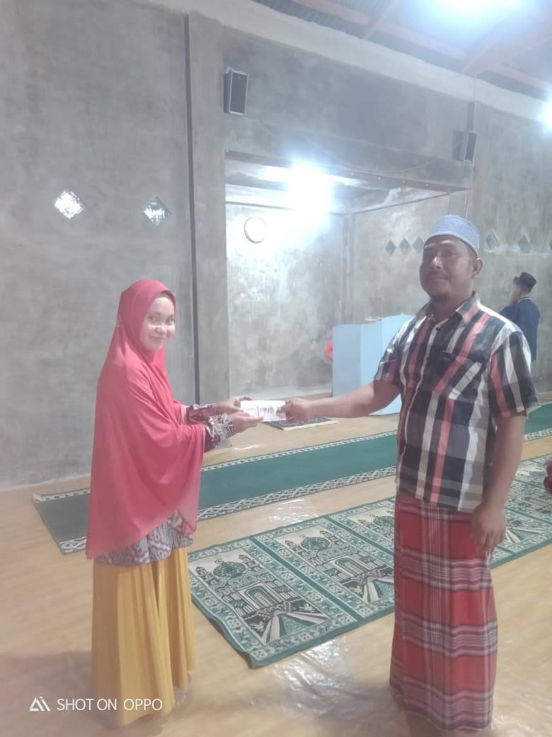 Sambut Ramadhan, KUA Sawo Serahkan Bantuan untuk Masjid Al-Huda Bulunio