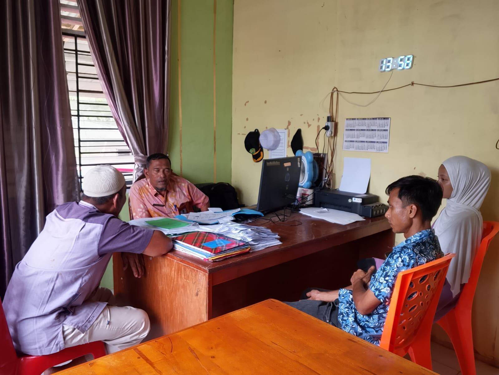 Kepala KUA Tanah Putih Dampingi Warga Pahami Prosedur Wali Nikah