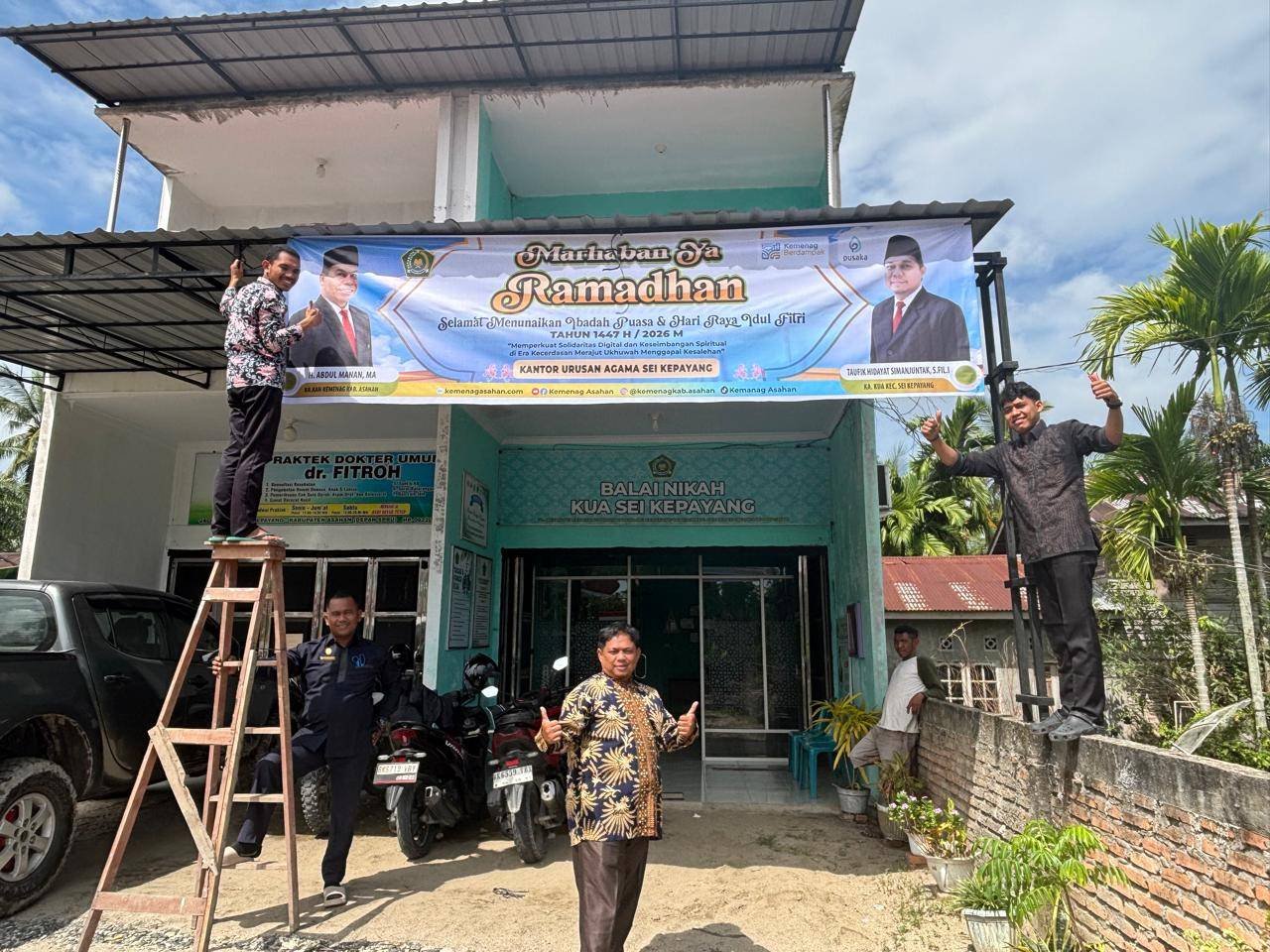 Menyambut Bulan Penuh Berkah, Spanduk Ramadan Hiasi KUA Sei Kepayang