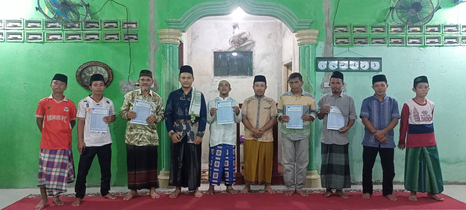 Pastikan Akurasi Waktu Ibadah, KUA Lolowa'u Distribusikan Jadwal Imsakiyah ke Warga