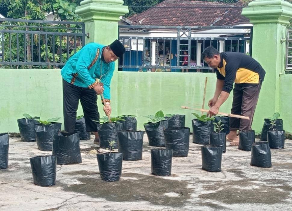 Program Penghijauan KUA Way Bungur Dukung Eko Teologi 
