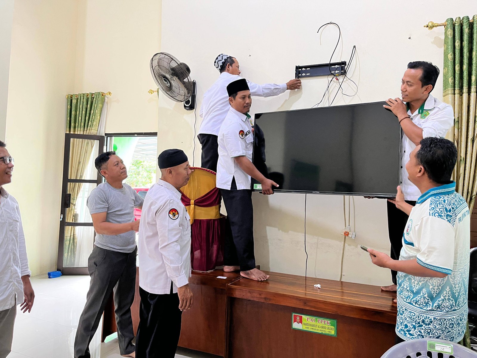 Efisien dan Inovatif! KUA Labuhan Ratu Optimalkan TV LED Jadi Android Penunjang Informasi Publik