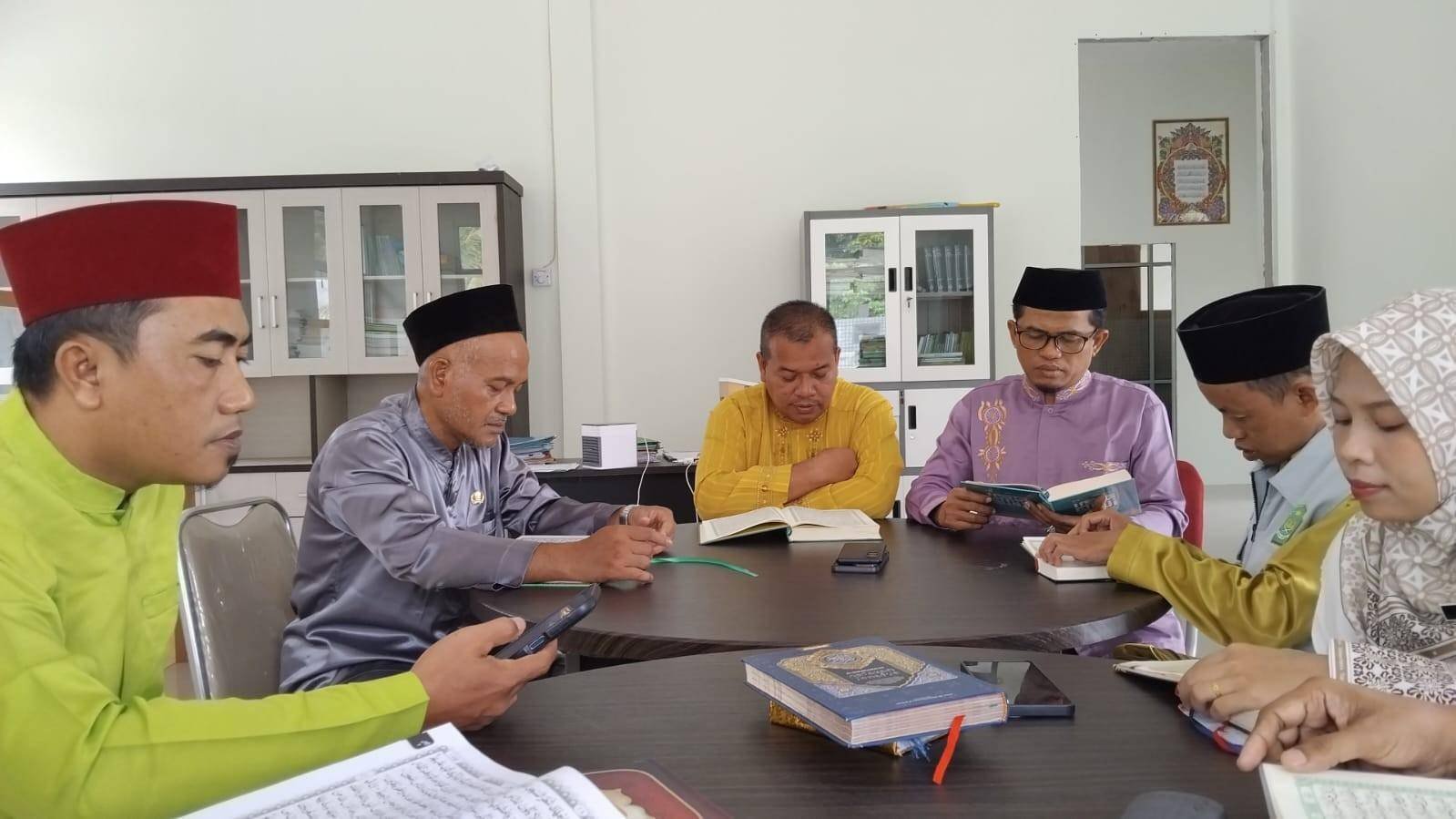 Semangat Ramadhan Menggema di KUA Siak, Tadarus Bersama Hadirkan Motivasi dan Kebersamaan